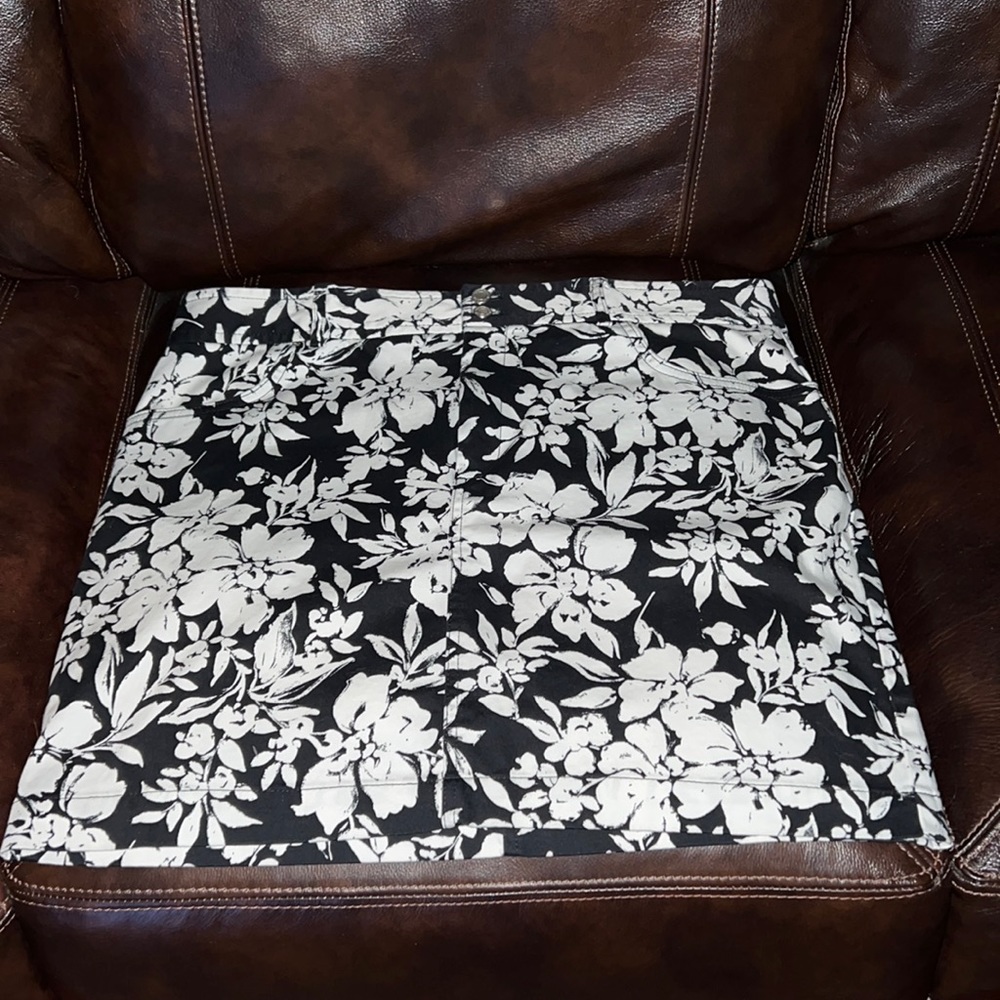 Chaps Cotton and Elastane Black and White Contemporary Skirt Size 16
